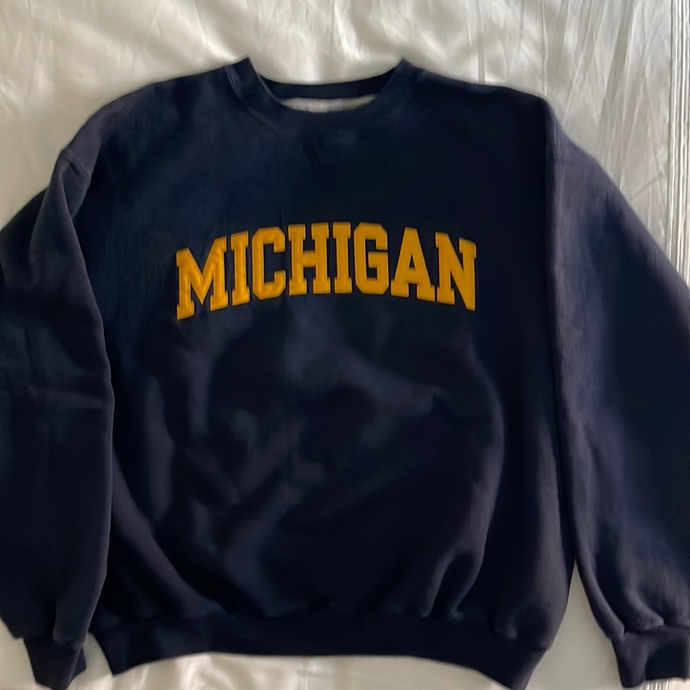University of Michigan men’s crew neck sweatshirt in XL.